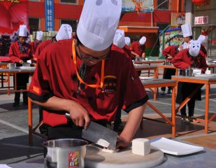 <b>�����¶������ѧУ������ô��Ϊһ���õĳ�ʦ</b>