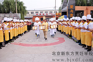 �����¶���ѧ�Ӽе���ӭ��ʦ��