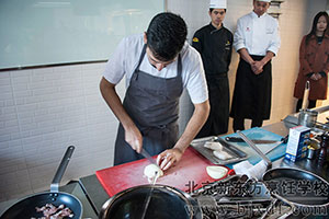 Talib Hudda��ʦ�Բ�Ʒԭ�Ͻ��мӹ�