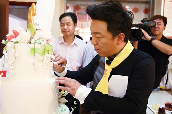 “金牌大厨”黄渤正式上线 秀厨艺烹制幸福味道