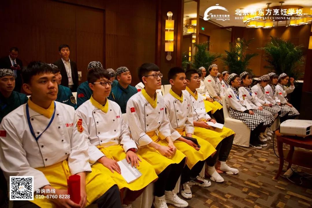 ���߳�У԰ �߽���ҵ��ϵ�С������¶���ѧ���������������ô��