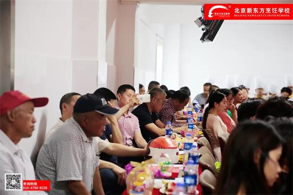 �ж���ĸ������ͬ�С������¶������ѧУ�����ҳ���