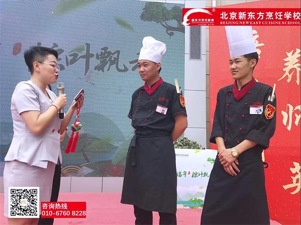 Ũ����磬��ҶƮ�㣺�����¶������ѧУǧ�˰����ӻ