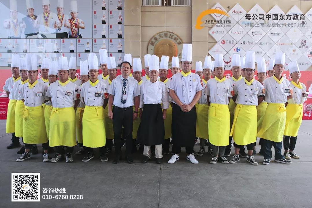 ����ʦ��У԰���߽��������ʦ��ʮ����һ�յĽ����黳