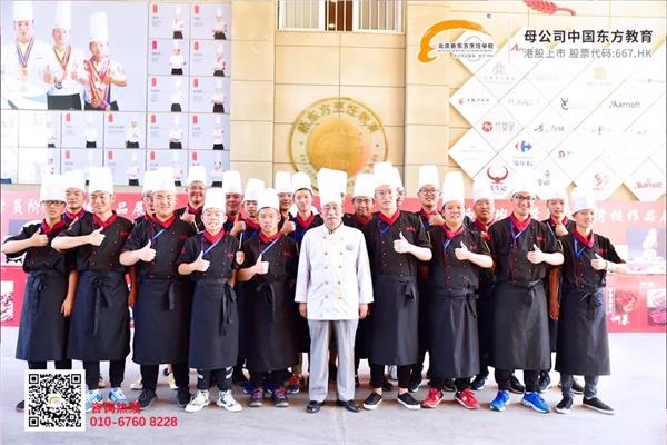 ����ʦ��У԰���вʹ�ʦ���������������¶������ѧУ