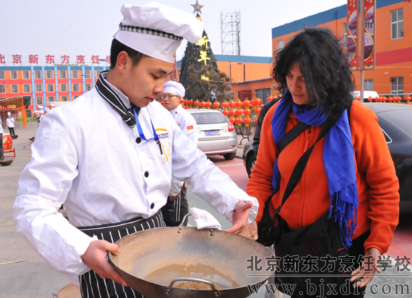 北京新东方学子指导外国友人翻锅