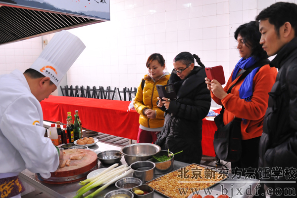 在刘老师操作过程中以色列友人纷纷拍照