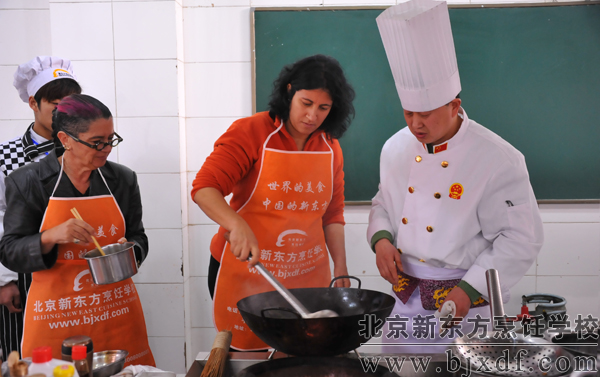 在刘老师的指导下以色列友人自己亲手操作