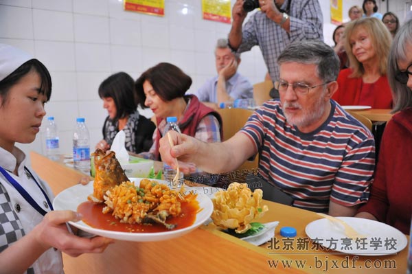 澳洲友人到访北京新东方 体验中国烹饪魅力