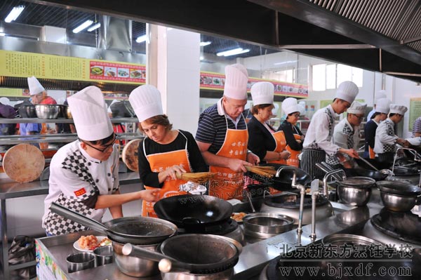 澳洲友人到访北京新东方 体验中国烹饪魅力